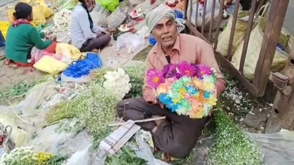 Pradip Ghosh sells flowers by singing the flower market of Kolaghat