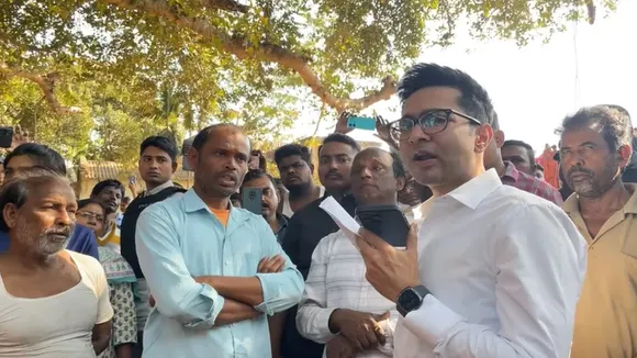 abhishek bannerjee visited keshpur village and called irrigation minister for solution, আচমকা গ্রামে হাজির অভিষেক, সটান ফোন মন্ত্রীকে! কী বললেন?