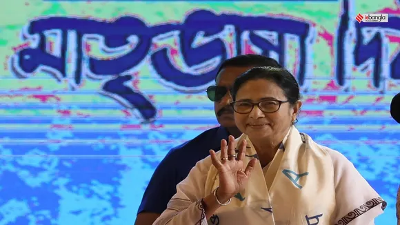 Mamata Banerjee wore special saree designed by herself at the bhasha divas event , ভাষা দিবসের অনুষ্ঠানে নিজের ডিজাইন করা শাড়ি পরলেন মমতা ব্যানার্জী