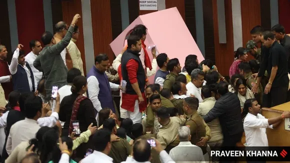MCD row, Delhi MCD House, Delhi Mayor polls, Shelly Oberoi, AAP, BJP, Delhi Assembly, MCD councillors, sloganeering inside the House, MCD chaos, Delhi News, Indian Express, Indian Express News" />