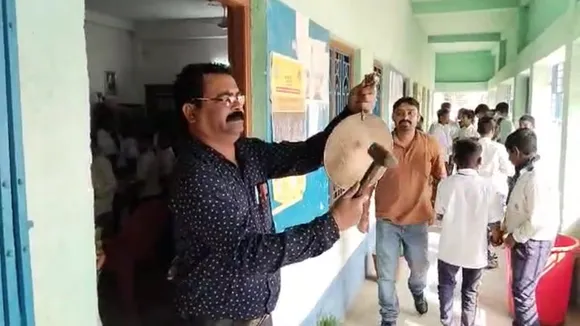 teachers are ringing school bell as the jobs of Group D workers have been cancelled in bagda , গ্রুপ ডি কর্মীর চাকরি বাতিলে নির্দেশের পর বাগদার চরমণ্ডল সিএমপিপিবিকে ফুলমহন হাইস্কুলে পালা করে স্কুলের ঘন্টা পেটাচ্ছেন শিক্ষকরা