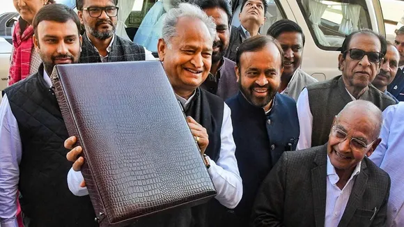 Rajasthan CM Ashok Gehlot erroneously reads last years Budget , অবাক কাণ্ড, গড়গড়িয়ে পুরনো বাজেট পড়লেন মুখ্যমন্ত্রী, বিধানসভায় তুমুল হট্টগোল