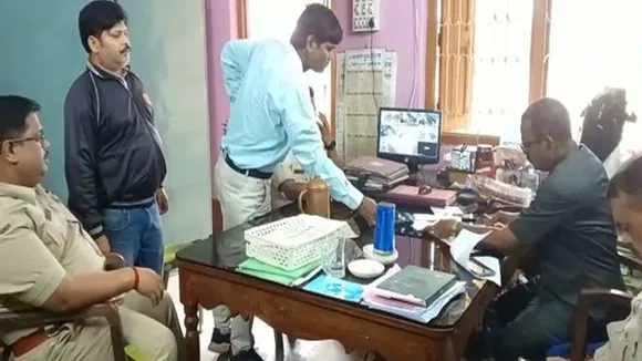 students beat up head master for preventing him from copying in higher secondary english exam malda , উচ্চমাধ্যমিকের ইংরেজিতে নকলে বাধা, পরীক্ষার্থীদের মারে 'রক্তাক্ত' প্রধান শিক্ষক! তুমুল উত্তেজনা