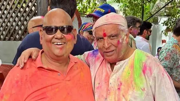 Satish Kaushik, Satish Kaushik death, Satish Kaushik news, Satish Kaushik funeral, Javed Akhtar-Shabana Azmi, Javed Shabana Holi party, bollywood news, সতীশ কৌশিক, প্রয়াত সতীশ কৌশিক, সতীশ কৌশিকের শেষকৃত্য, সতীশ কৌশিকের সিনেমা, জাভেদ আখতার শাবানা আজমি, বলিউডের খবর