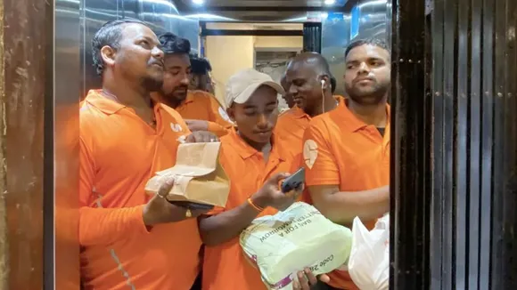 Swiggy delivery agents, Viral Pic of Swiggy delivery agents, Pic of Swiggy delivery agents In An Elevator, Viral Pic of Swiggy delivery agents In An Elevator, IPL Match, Swiggy Executives, Viral Pic Shows 5 Swiggy Executives In An Elevator, Viral Pic, Viral Pic Shows 5 Swiggy Executives, Swiggy Executives In An Elevator, Swiggy delivery agents, viral image, viral photo, Swiggy, Swiggy delivery agents In An Elevator,