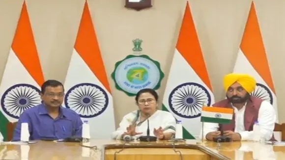mamata banerjee supports arvind kejriwal against modi governments ordinance on delhi , ২৪য়ের আগে বিজেপিকে হারানোর বড় সুযোগ, 'ভাই' কেজরির পাশে বসে হদিশ 'দিদি' মমতার