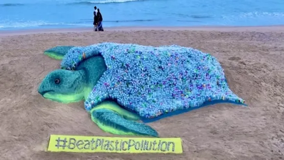 and artist sudarsan pattnaik,World Environment Day 2023,sudarsan pattnaik,plastic bottles,sudarsan pattnaik sand art today,sand turtle 2320 plastic bottles