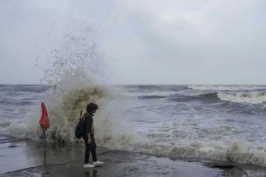 Heavy to very heavy rain is expected in several districts of West Bengal due to Cyclone Midhili