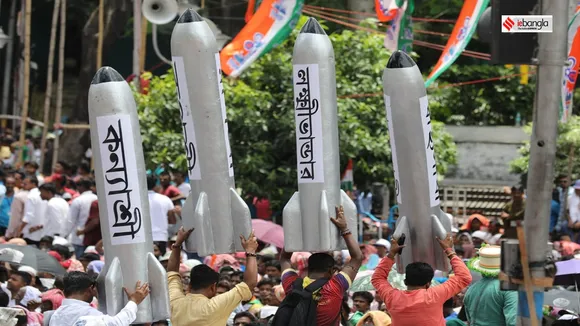 chandrayaan rocket seen with lakshmir bhandar swasthya sathi kanyashree at dharmatala , স্বাস্থ্যসাথী, কন্যাশ্রী, লক্ষ্মীর ভাণ্ডার এবার 'চন্দ্রযানে'! ২১শে ধর্মতলায় চমক