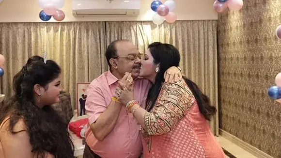 sovan chatterjee kiss baisakhi banerjee on his birthday , ঠোঁটে ঠোঁট দিয়ে অদুরে চুমু শোভন-বৈশাখীর, উষ্ণতায় ভরা জন্মদিন পালন 'দুষ্টু'র