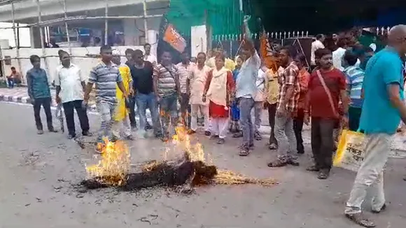 workers protested against appointment of bjp president of mathurapur at party office in Salt Lake , সল্টলেকে তুলকালাম, বিজেপি দফতরে ধুন্ধুমার দলেরই কর্মীদেরই! খোঁচা মেরে কী বললো তৃণমূল?