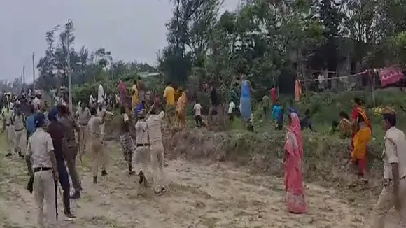 Police villagers fight near Digha over illegal hotel demolition , দিঘার কাছে ধুন্ধুমারকাণ্ড, পুলিশ-জনতা ধস্তাধস্তি, গাছের গুঁড়ি ফেলে বিক্ষোভ