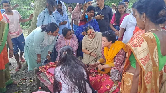 National Women Commission Chairperson threatened the police DSP while meeting the victims in Malda , মালদায় নারী নির্যাতন: প্রকাশ্যে পুলিশের বড় কর্তাকে ধমক কমিশনের চেয়ারপার্সনের! দিলেন বড় হুঁশিয়ারি