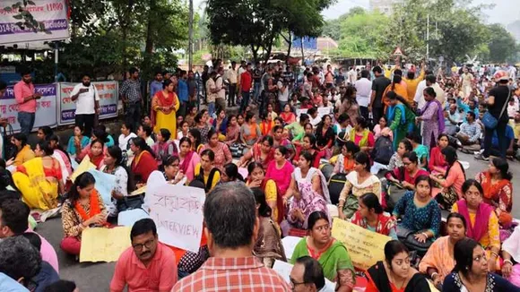 Calcutta High Court will decide the job of the candidates who are named in the merit list of Upper primary , ২০১৪-র উচ্চ প্রাথমিকের মেধা তালিকায় নাম থাকা প্রার্থীদের চাকরি নির্ধারণ করবে কলকাতা হাইকোর্ট