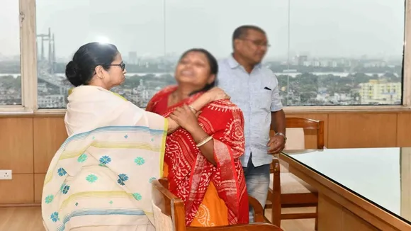 WB government will give job to jadavpur universitys dead student mother who died in ragging assures mamata banerjee , ব়্যাগিংয়ে নিহত যাদবপুরের মৃত ছাত্রের নামে হাসপাতাল-মূর্তি, মাকে চাকরি, আশ্বাস মমতার