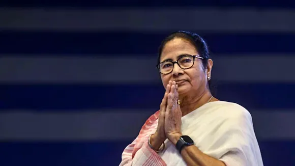 mamata banerjee visits nobel laureate abhijit banerjees mother in hospital , অসুস্থ নোবেলজয়ী অভিজিৎ বন্দ্যোপাধ্যায়ের মাকে দেখতে হাসপাতালে গেলেন মুখ্যমন্ত্রী মমতা ব্যানার্জী