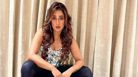 sayantika banerjee, sayantika banerjee news, sayantika news, sayantika banerjee on bangladesh set, bangladesh movie, সায়ন্তিকা বন্দ্যোপাধ্যায়, trending news today, trending news update, viral story, tollywood news, entertainment news, latest entertainment news, বিনোদন, আজকের বিনোদনের খবর, ie entertainment news, entertainment update, Indian express entertainment news, আজকের বাংলা খবর, bangla news today, today bengali news