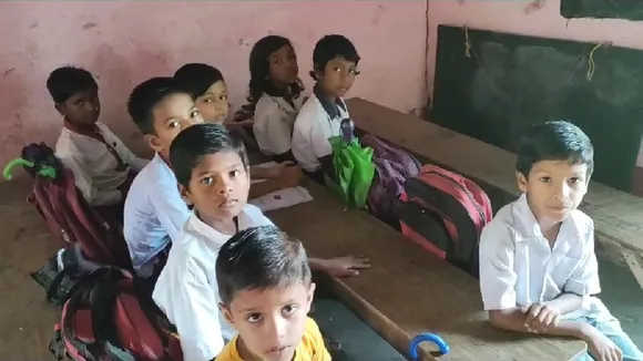 primary school students are forced to study with great difficulty in only one room of the school