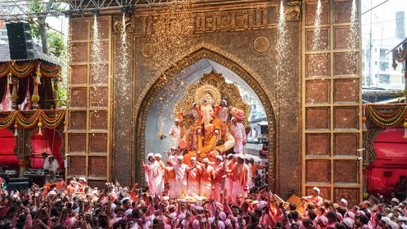 Lalbaugcha Raja immersion, Devotees gathered on streets to bid farewell Ganpati Bappa