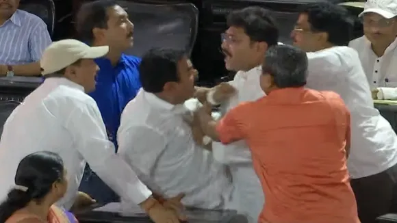 bjp and tmc councilor beating each other in kolkata municipal corporation , কলকাতা পুরসভায় তৃণমূল ও বিজেপি কাউন্সিলরদের