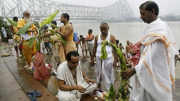 not ganesh but kalabau sitting next to karthik in the sabakar family of jamalpur , গণেশ নয়, কার্তিকের পাশে কলাবউ! বর্ধমানের এই বনেদি বাড়ির পুজোয় আজব রীতি