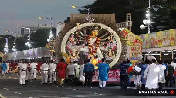 Nabanna has organized additional buses metros and trains for the Puja Carnival at Red Road , রেড রোডে পুজো কার্নিভাল: তাক লাগানো ঘোষণা রাজ্যের