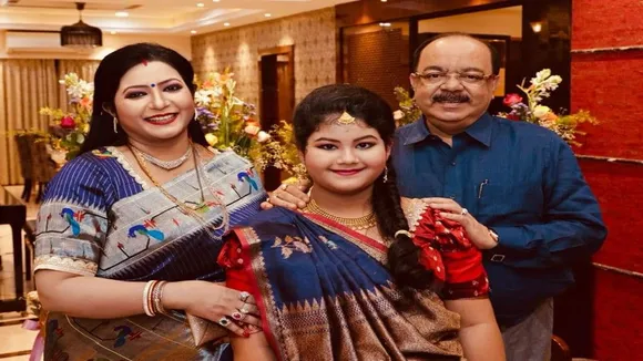 Baishakhi Banerjee sandwiched between Sovan Chaterjee and her daughter Mahul , শোভন ও মেয়ে মহুলের মাঝে স্যান্ডউইচ বৈশাখী ব্যানার্জী
