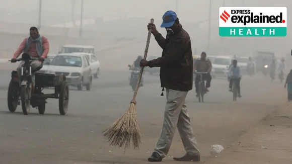 An East Delhi Municipal Corporation worker wears a mask amid heavy air pollution while working in Ghazipur in 2017.