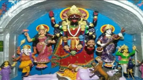 Ganesha Lakshmi Saraswati Kartik with Kali idol in Oyari village of Burdwan , কালীর পাশে দেবী দুর্গার চার সন্তান! বর্ধমানের ওঁয়াড়ি গ্রামের এই পুজোর ইতিহাস চমকাবে