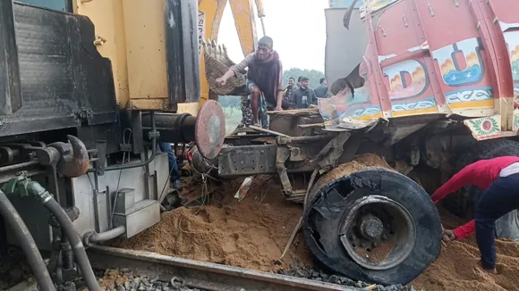 Engine of Up Radhikapur Express caught fire after collision with truck at Farakka