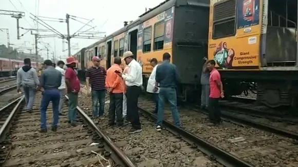 bagnan howrah down local train derailed while entering in howrah station near tikiapara , হাওড়া স্টেশনে ছোকার মুখে টিকিয়াপাড়ার কাছে লাইনচ্যূত ডাউন বাগনান লোকাল