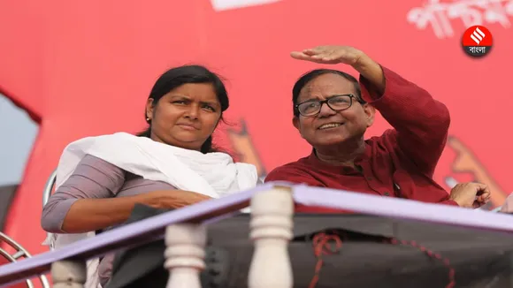 Meenakshi Mukherjee forgot the lines of Nazrul Islams poem on the stage of DYFI Brigade, then MD Salim controlled situation , ব্রিগেডের মঞ্চে কবি নজরুল ইসলামের কবিতার লাইন ভুলে গেলেন মীনাক্ষী মুখার্জী পরে ড্যামেজ কন্ট্রোল করলেন মহঃ সেলিমের