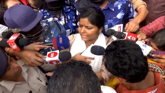 DYFI leader Meenakshi Mukherjee expressed suspicion after seeing the police in Sandeshkhali , কেন সন্দেশখালিতে পুলিশ দেখে সন্দেহ প্রকাশ করলেন মিনাক্ষী মুখার্জী?