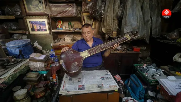 artists like Ravi Shankar George Harrison bitel used to make musical instruments from Kolkatas Hemen & Co , রবিশঙ্কর জর্জ হ্যারিসন বিটলসের মতন শিল্পীদের বাদ্যযন্ত্র তৈরি হত কলকাতা রাসবিহারীর হেমেন অ্যান্ড কোং-এ