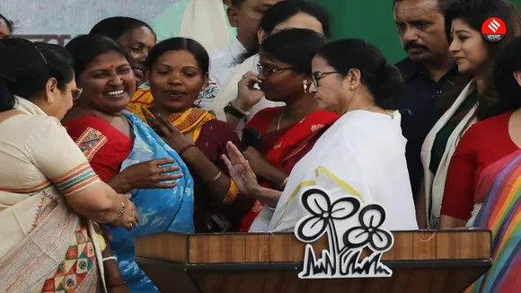 Mamata Banerjee Marches With Sandeshkhali Women , মিছিলে হাঁটলেন, মিষ্টি সন্দেশ দিলেন, 'দিদির পাশেই' সন্দেশখালির মহিলারা