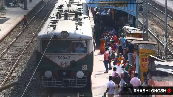 local train service dispute due to maintenance work at dumdum in sealdah division from 18 april to 7 may , শিয়ালদহ শাখার দমদম স্টেশনে রক্ষণাবেক্ষণের কাজের জন্য আগামী ১৮ মার্চ থেকে ৭ মে পর্যন্ত বহু লোকাল ট্রেন পরিষেবা বাতিল ও কয়েকটির রুট বদল