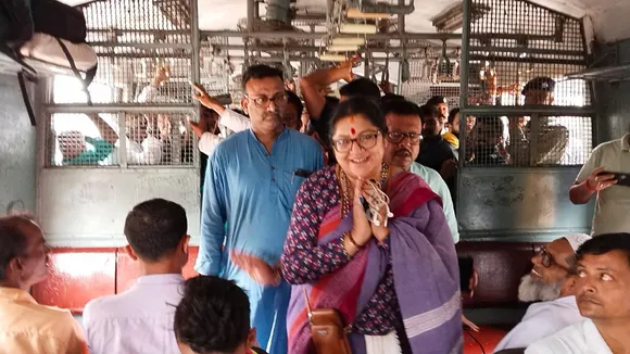 Locket Chatterjee campaigned on local train and made a big promise by starting metro in Hooghly lok, ঈদের দিনে লোকাল ট্রেনে চমক বিজেপির লকেটের, জেলায় মেট্রো নিয়ে দিলেন বিরাট আশ্বাস