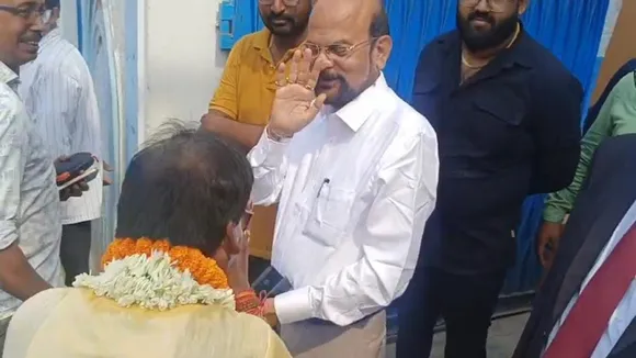 Malda North BJP candidate Khagen Murmu bowed to TMC leader Krishnendu Narayan Chowdhury during Lok Sabha campaigning 2024 , প্রচারের সময় তৃণমূল নেতা কৃষ্ণেন্দু নারায়ণ চৌধুরীকে দেখে প্রণাম করলেন মালদা উত্তরের বিজেপি প্রার্থী খগেন মুর্মু