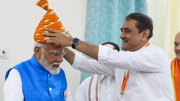 Shivaji Maharaj’s ‘jiretop’ is placed on PM Modi’s head