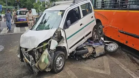 The accident happened when her car reportedly veered out of control. After it rammed the divider, a bus collided with the vehicle. Pavithra Jayaram's husband, actor Chandrakanth, and two others sustained serious injuries