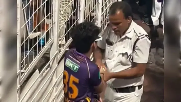 KKR fan tries to steal ball, kkr vs mi, কেকেআর বনাম মুম্বই ইন্ডিয়ান্স, আইপিএল