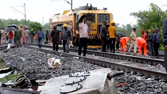 bengal train collide, indian express, নিউ জলপাইগুড়িতে ট্রেন দুর্ঘটনাস্থল