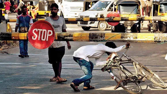 Do not cross the railway line if the level crossing gate is closed, রেলগেট বন্ধ থাকলে লাইন পেরোবেন না