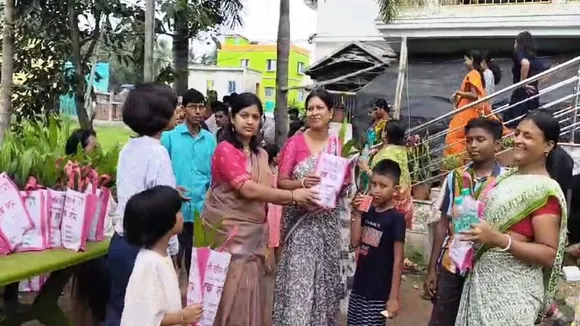 Sons and daughters in law distributed trees to the invitees at fathers funeral, বাবার শ্রাদ্ধানুষ্ঠানে গাছের চারা বিলি ছেলে ও পুত্রবধূদের