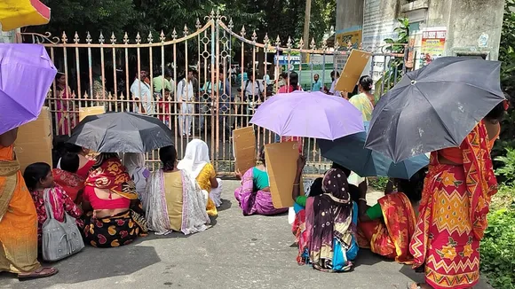 Self-help group women protest by hanging locks at BDO office in Jamalpur, East Burdwan, জামালপুর, বিডি অফিসের গেটে তালা, স্বনির্ভর গোষ্ঠীর মহিলাদের বিক্ষোভ