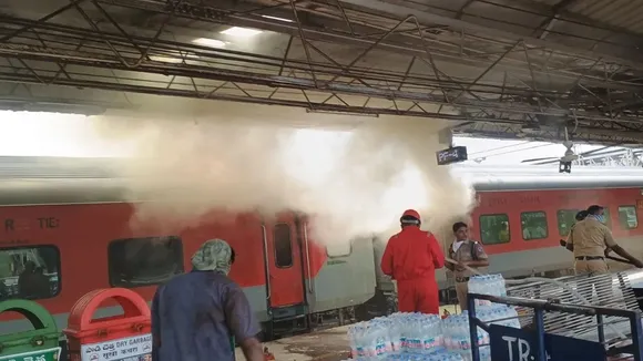 Visakhapatnam News, Rail Accident in Visakhapatnam, Korba Visakhapatnam Express, Fire in Korba Visakha Patnam Express, Fire in AC coach of train, Panic due to fire in train, Railway News"