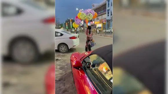 "Balloon seller,Balloon Seller taking selfie in front of luxury car,Balloon Seller taking selfie,Selfie,Luxury car,heart touching gesture,heartwarming video,trending now,Viral Now,viral reels,Trending reels,Instagram Reels,Humanity,happiness,kindness,Humanity Video,kindness video,Viral video"