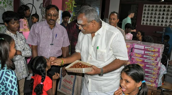 Puducherry Legislative Assembly Speaker R Selvam celebrating diwali with Narikuravar childrens tamil news