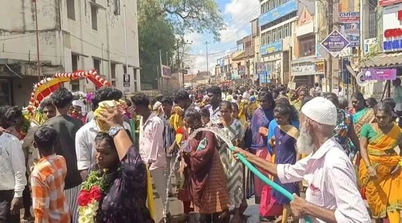 muslims helps to hindu devotees