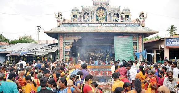 சமயபுரம் மாரியம்மன் கோவிலில் தீபாராதனை காட்டும்போது தீ விபத்து: அர்ச்சர்கள் இருவருக்கு காயம்